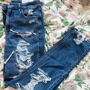 *NWT* American Eagle Ripped Mom Jeans